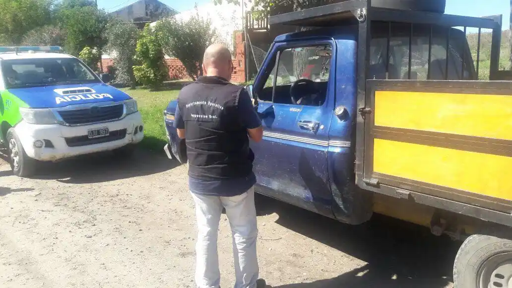 Arrojó basura en El Martillo: fue multado y le secuestraron el vehículo