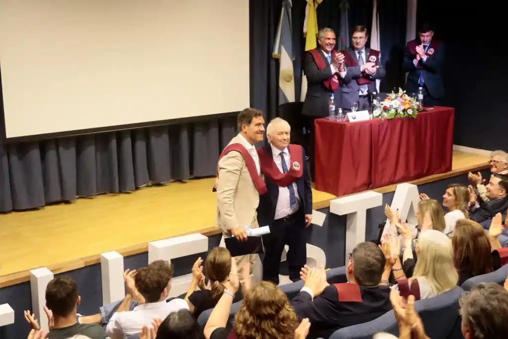 El Honorable Consejo Superior de la universidad resolvió por unanimidad otorgar esta distinción a Cardellino y  Brandinelli.