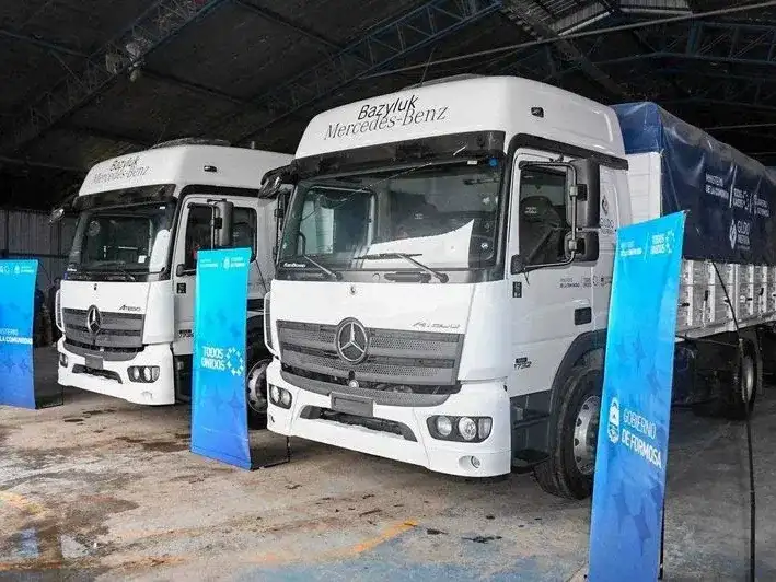 El Gobierno de Formosa entregó dos nuevos
camiones para el programa alimentario provincial