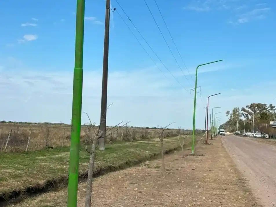 Pueblo Belgrano: colocaron 15 nuevos postes para luminarias sobre la Avenida Mariano Sánchez