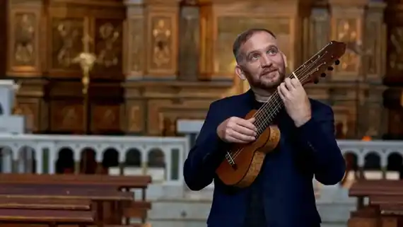 Un entrerriano reversionó a Bach con un charango en la basílica de Victoria