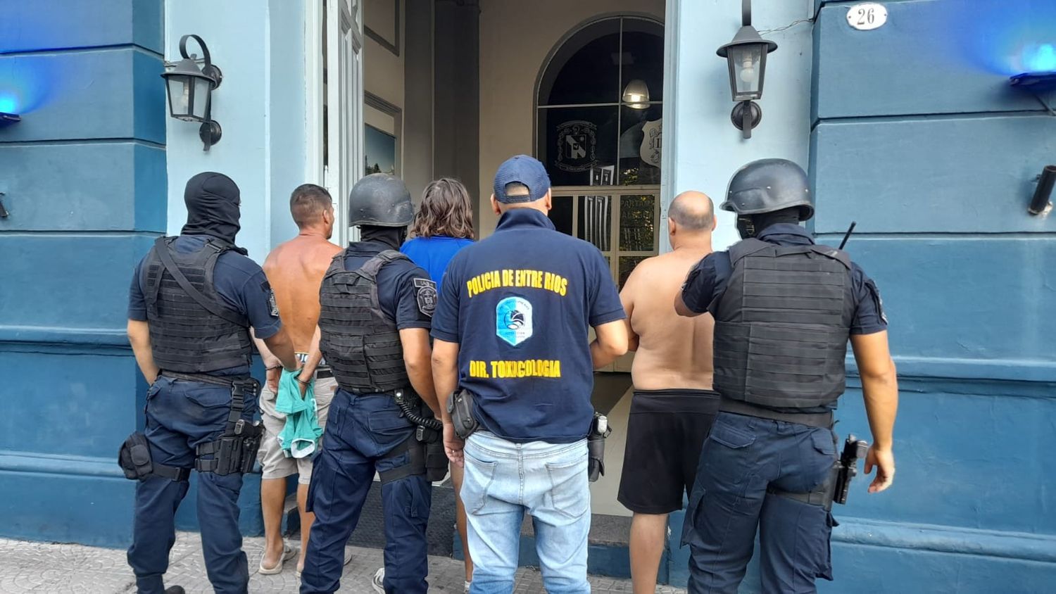 Seis personas fueron detenidas luego de que le encontraran cocaína en su casa
