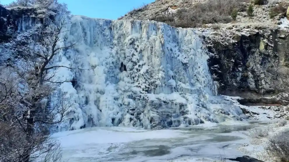Una cascada de 30 metros se congeló por el frío extremo