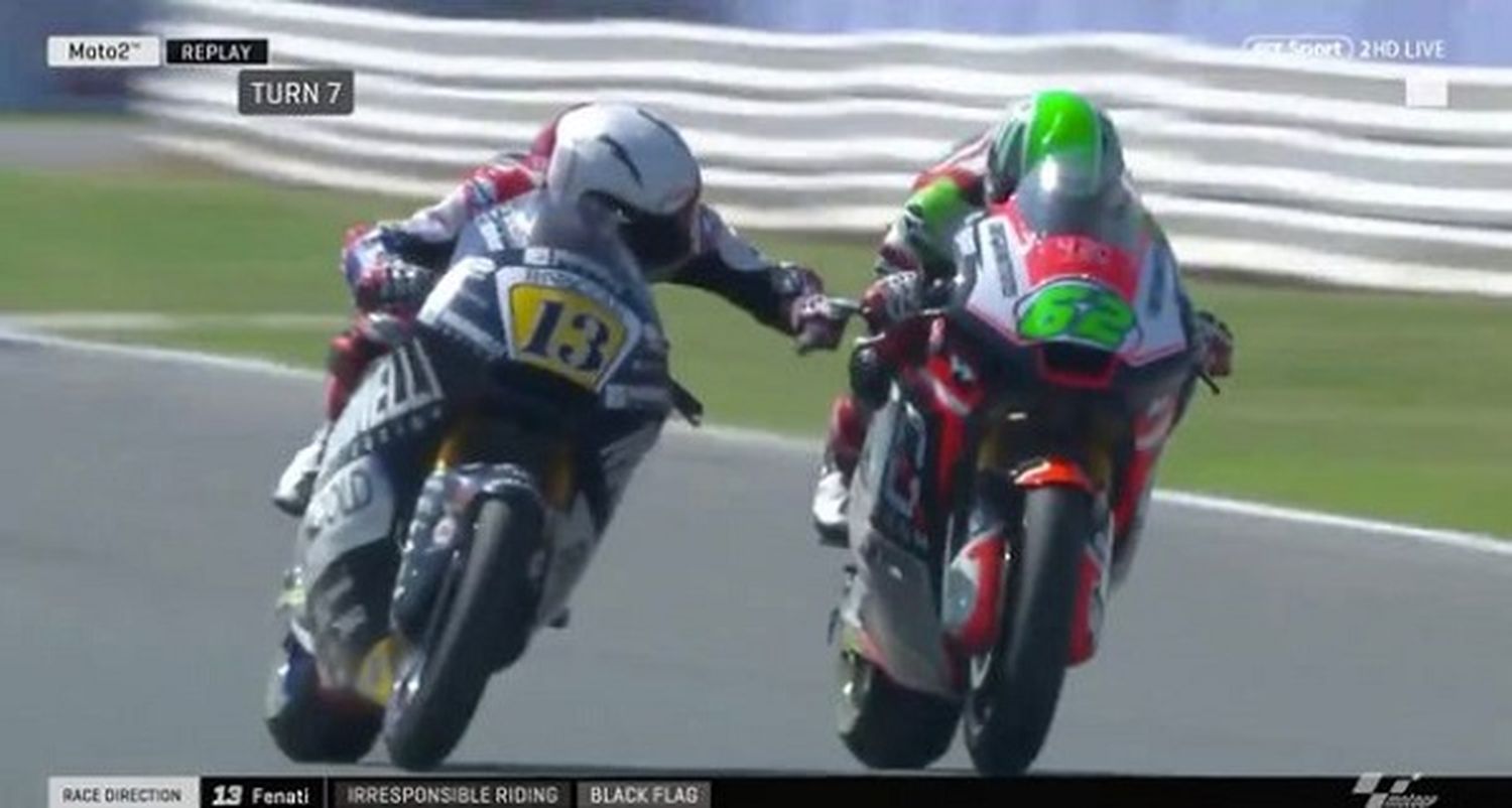 Una locura: le frenó la moto a su rival en plena carrera