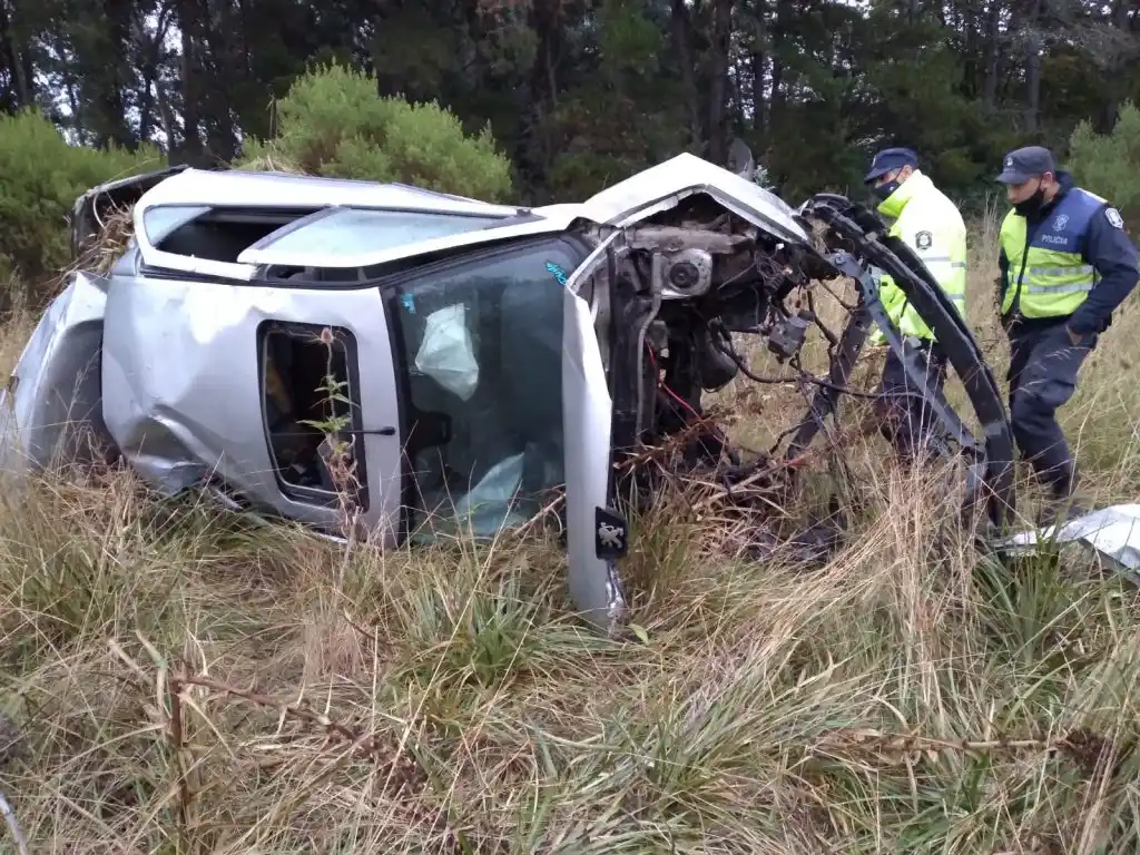 Un joven quedó internado en terapia intensiva tras un vuelco en la Ruta 30