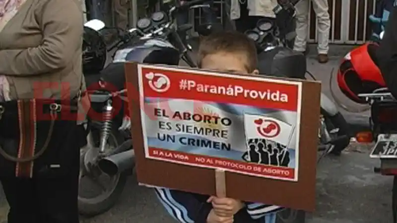 Paraná: católicos rezaron el Rosario frente al San Roque, "en contra del aborto"