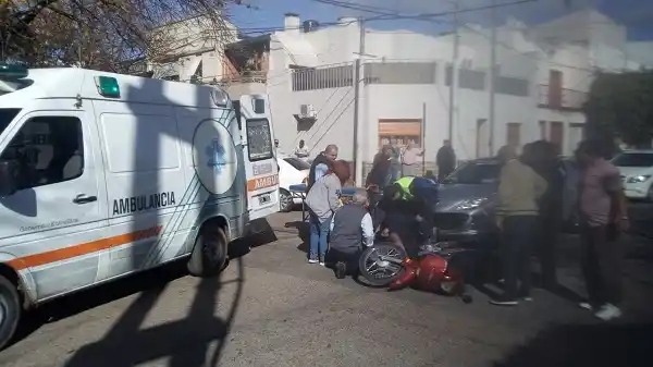 Mujer lesionada tras chocar una moto con un auto en pleno centro