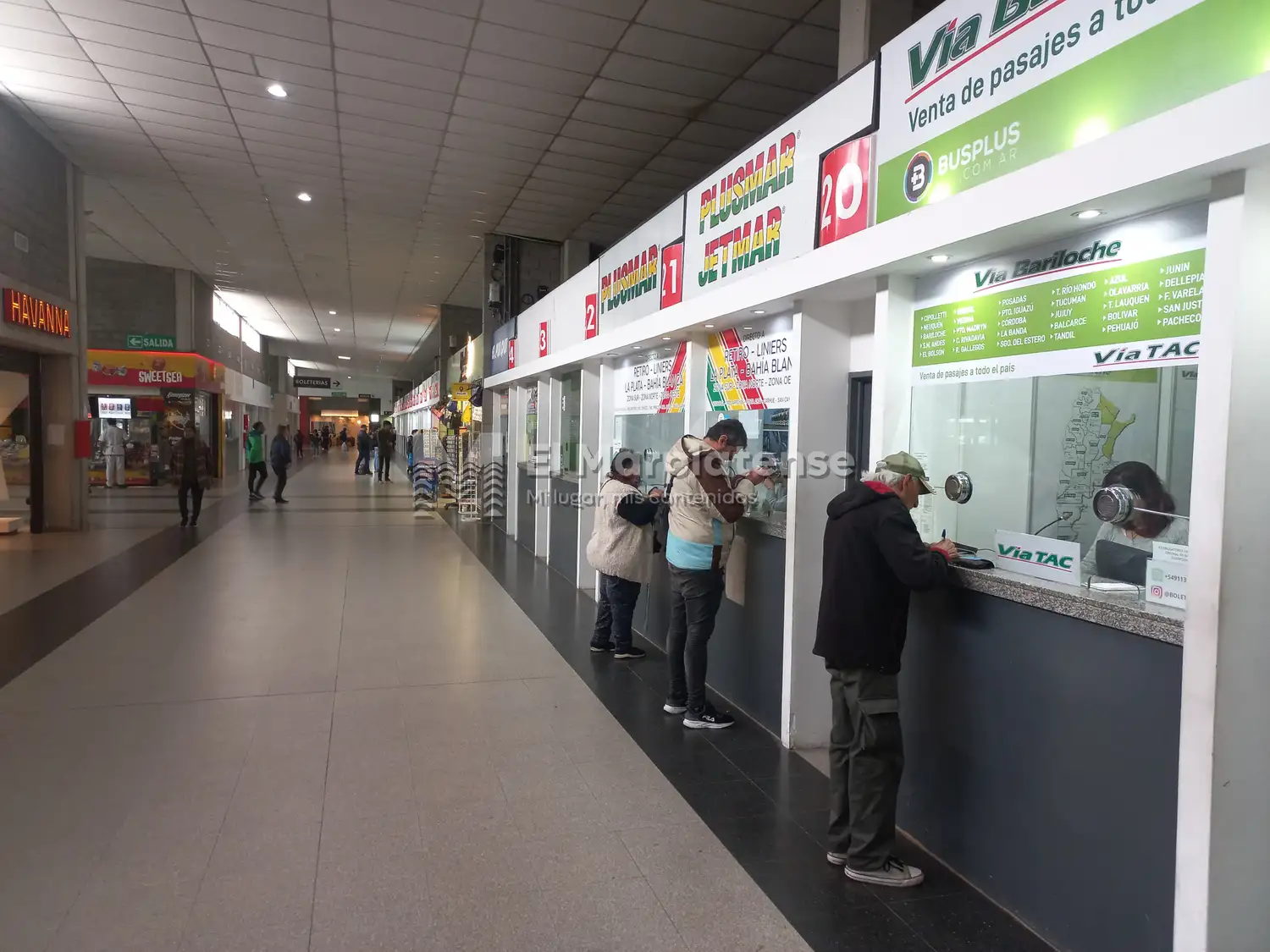 En algunos horarios no quedan pasajes de micro y el tren vendió el 90% de su capacidad.