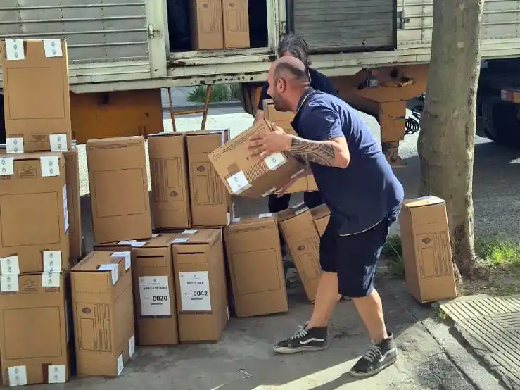 Llegaron las urnas para las elecciones del 26 de octubre