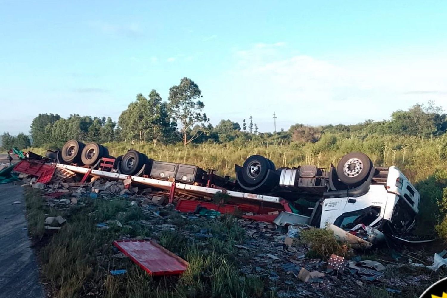 Un camionero se habría dormido al volante y volcó en la Ruta 14