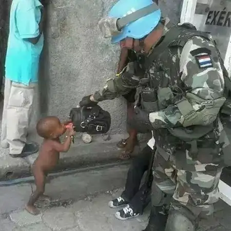La historia del soldado paraguayo de la ONU, que le dio tereré a un nene en Haití