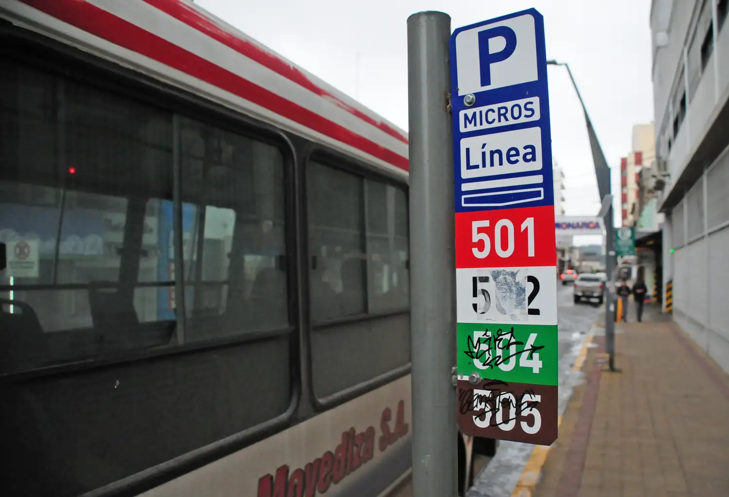 El transporte de pasajeros tiene reserva de espacio público para facilitar el ascenso y descenso de pasajeros.
