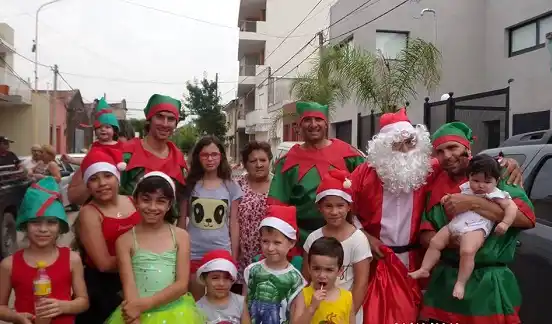 Lo leyó en el diario y colaboró con Papá Noel