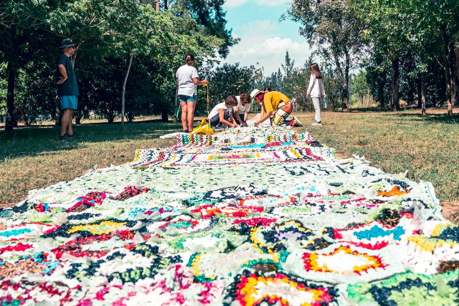 Abejitas Laboriosas: "Hay que tejer sueños, no importa donde", dijeron tras mudar sus tejidos al crochet a Las Amalias