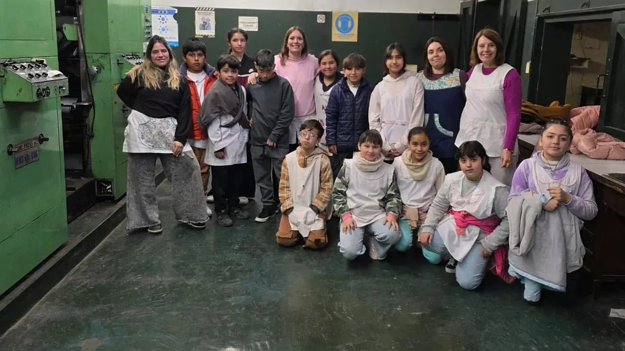 Los alumnos de cuarto, quinto y sexto grado de la Escuela 2 junto a docentes y la orientadora educacional, en el área de impresión de La Voz del Pueblo