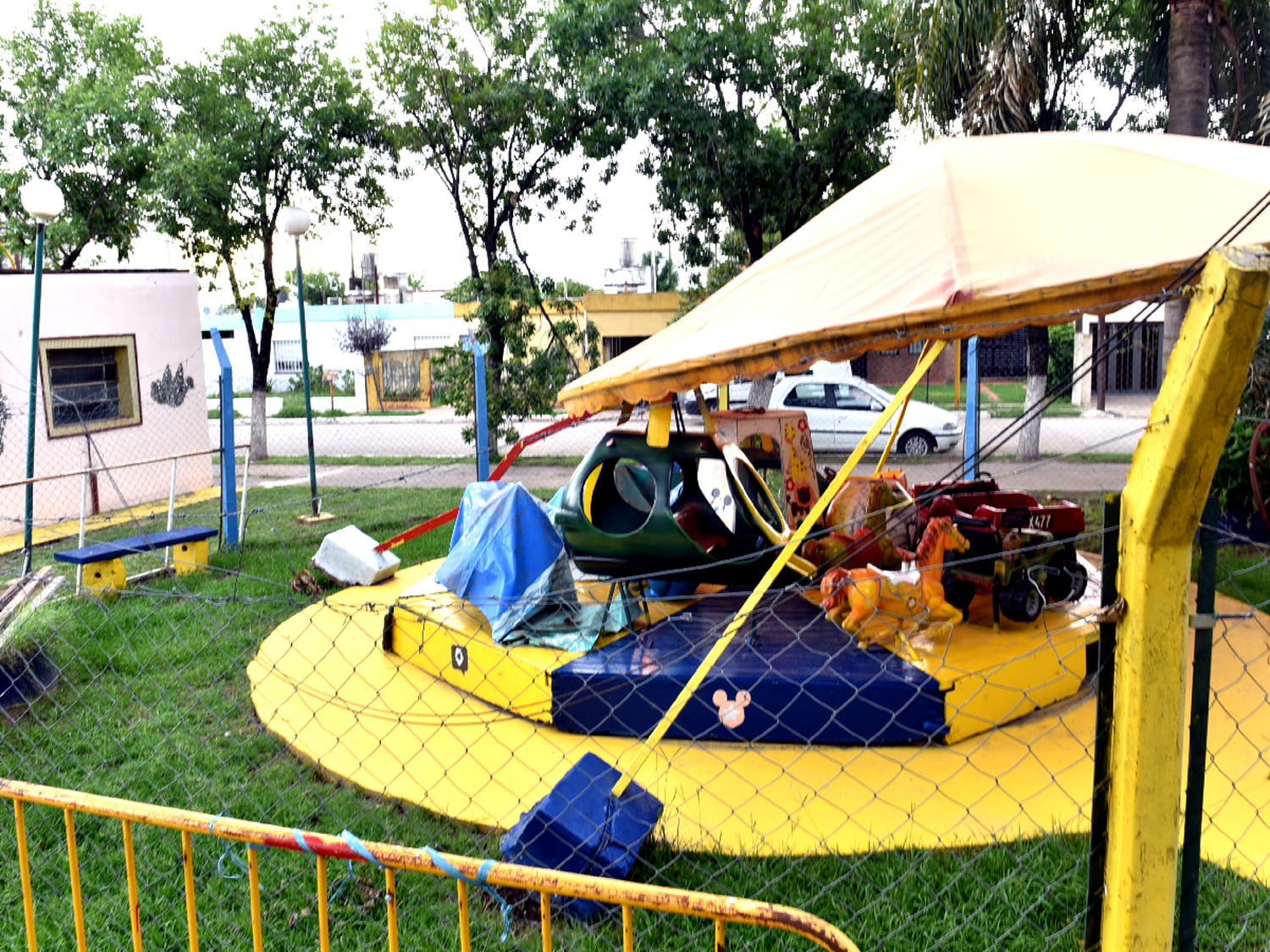 En barrio 9 de Septiembre, buscan presupuestos para el arreglo de la calesita de la plaza