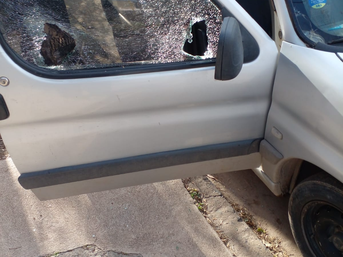Rompieron el vidrio de una camioneta y se llevaron objetos de valor