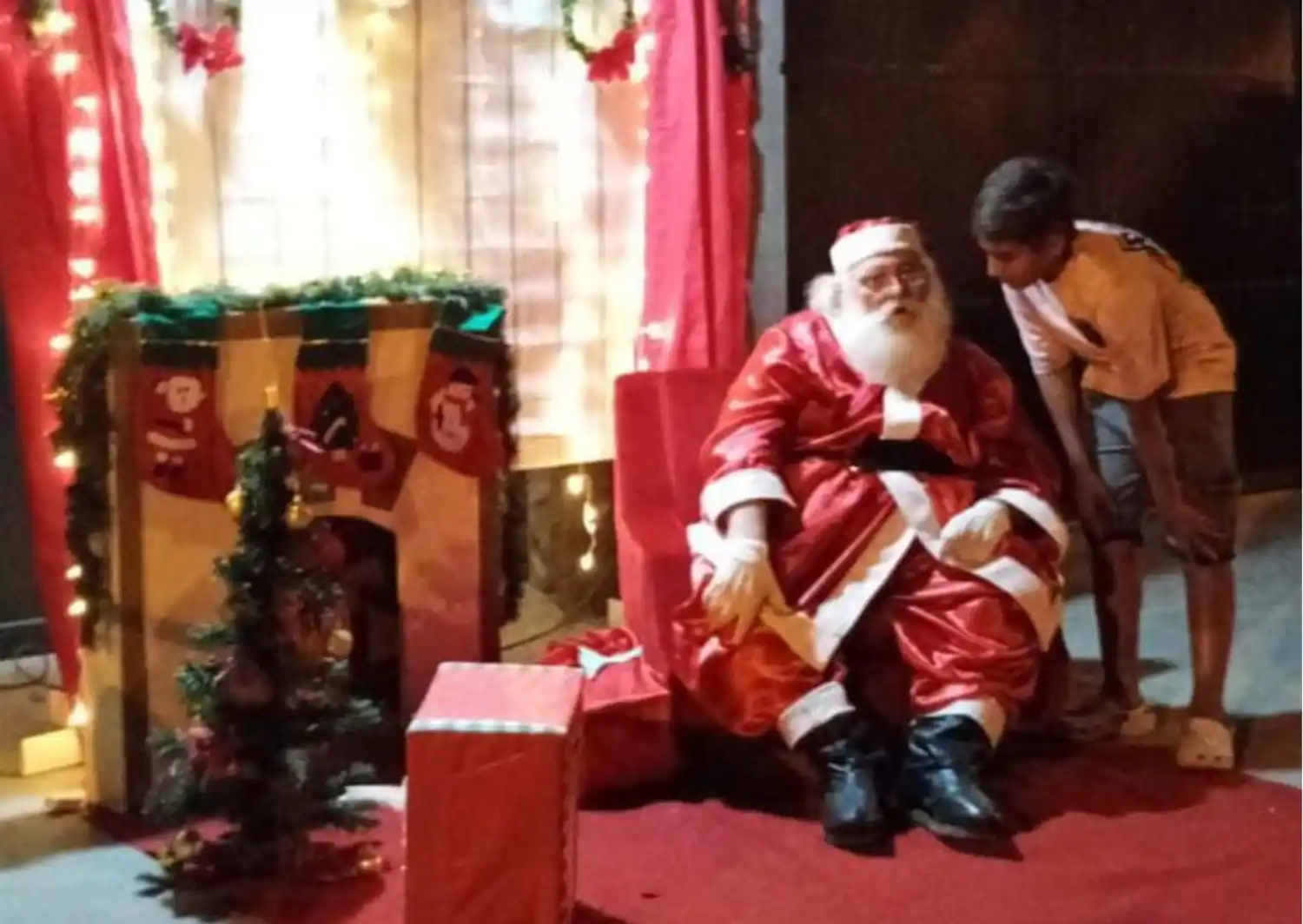 ¡Así fue la visita de Papá Noel en calle Italia!