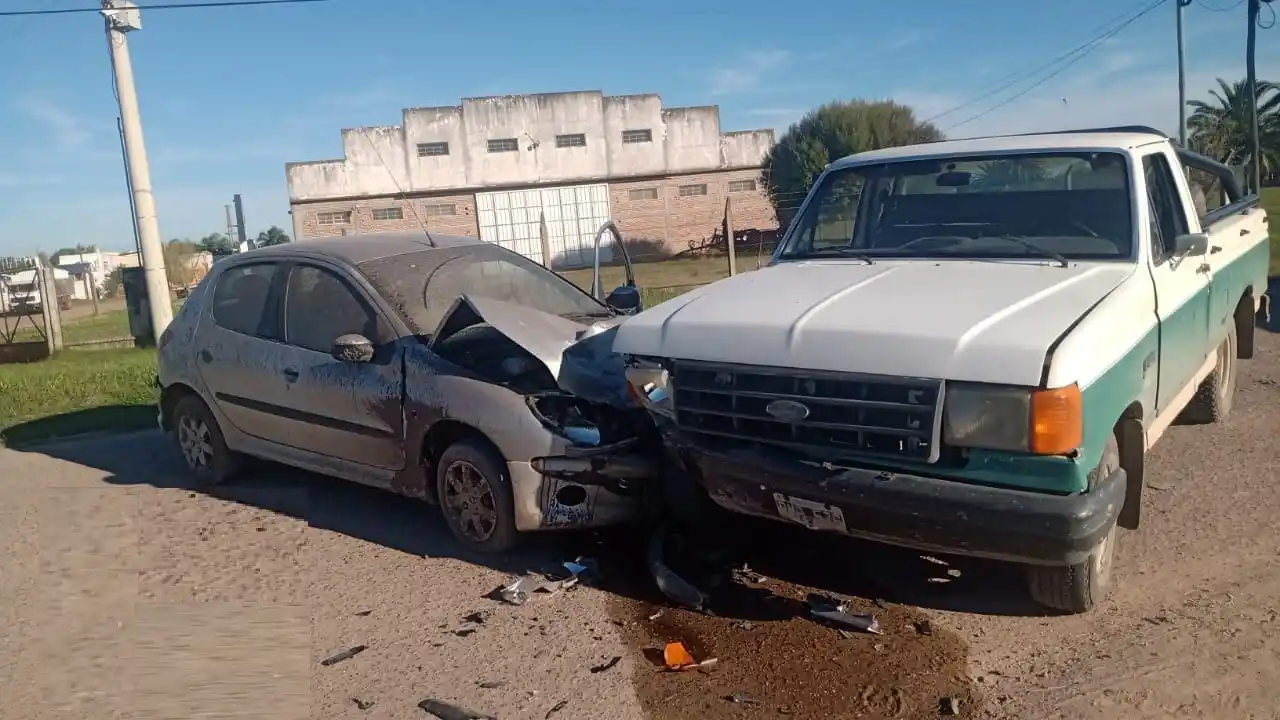 Conductor bajo influencia del alcohol provoca una colisión entre vehículos en María Grande