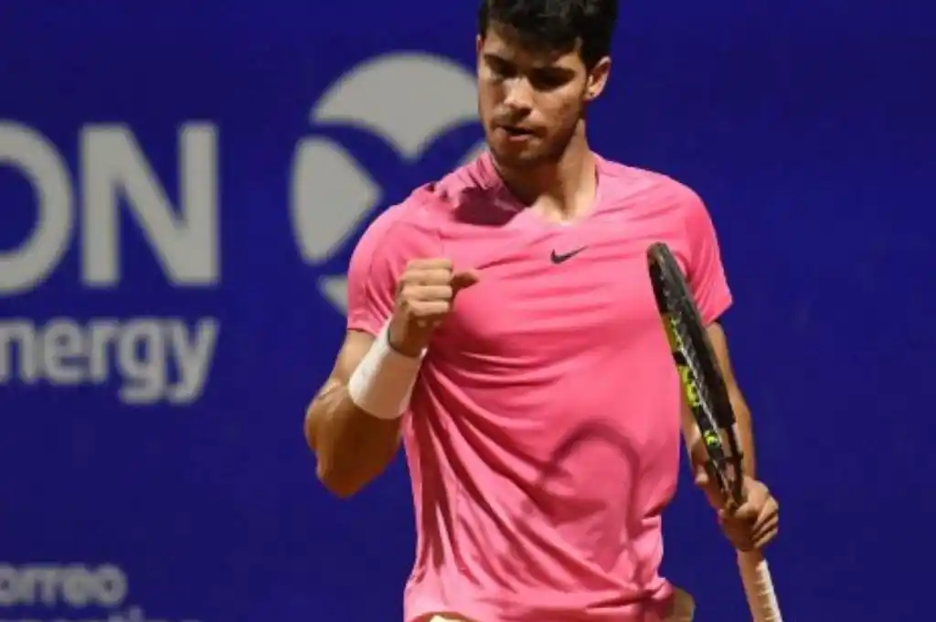 Carlos Alcaraz avanzó a los cuartos de final del Argentina Open