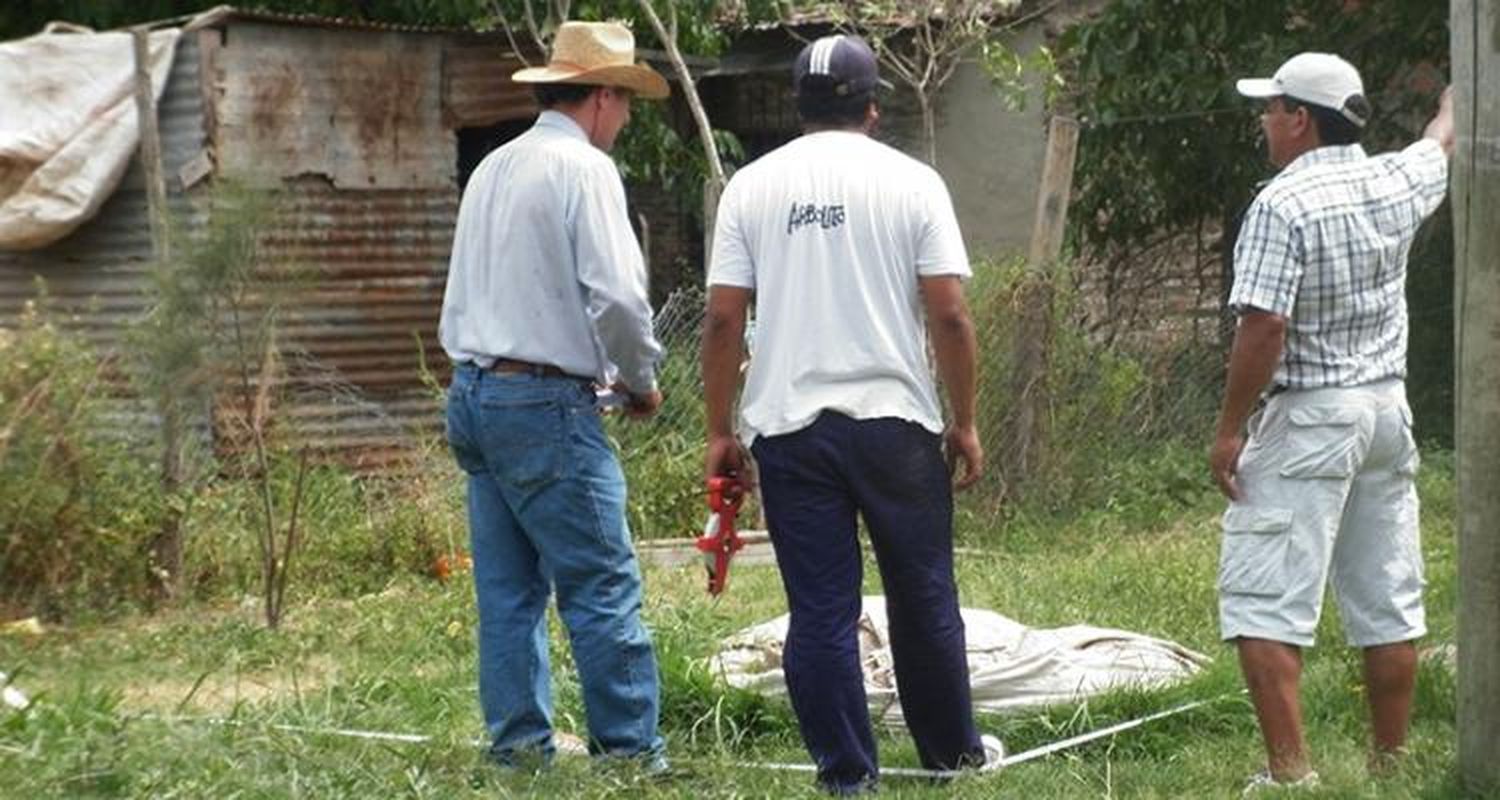 Agrimensores de la Comisión Nacional de Tierras midieron predio tomado para avanzar en la compra