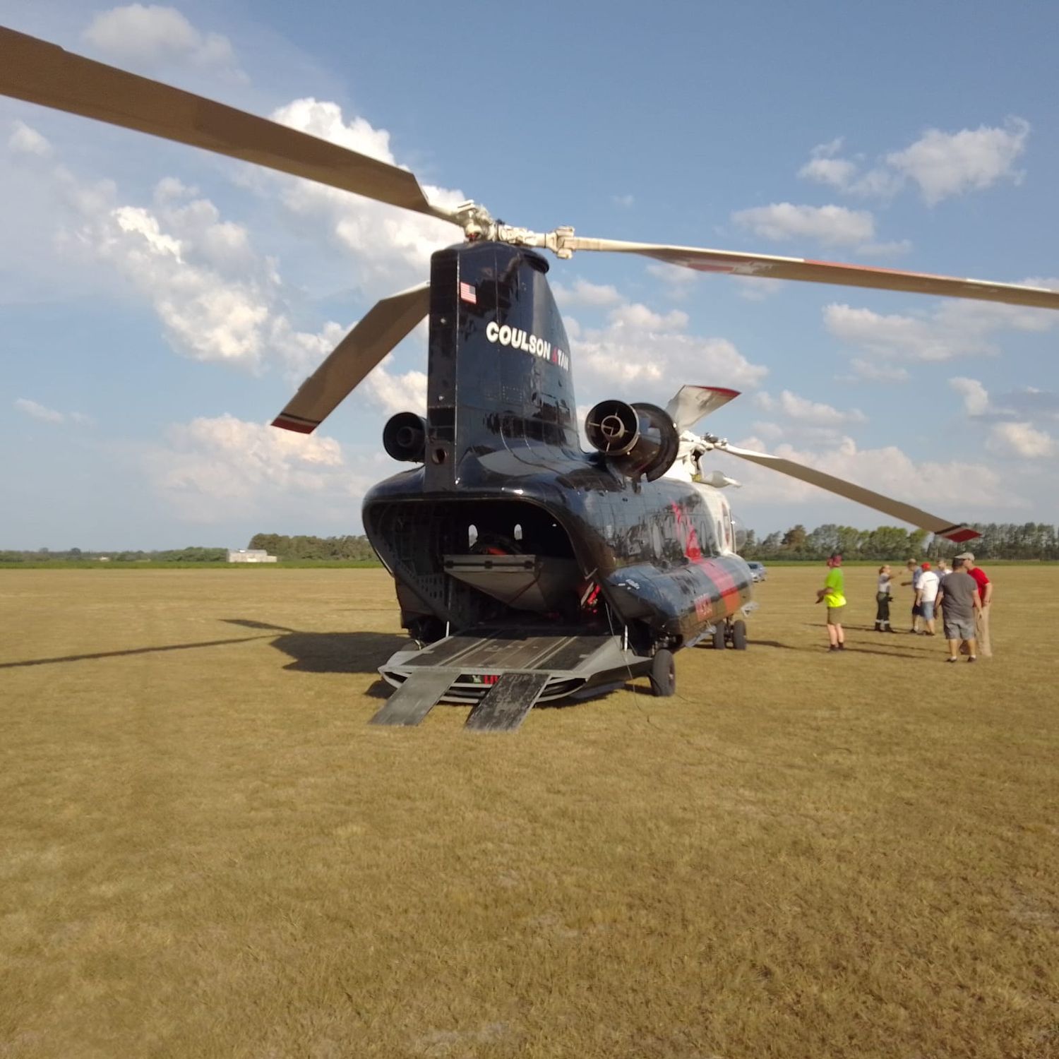 Ecocidio: atacarán los focos más intensos con el Chinook, 22 brigadistas y otro helicóptero con balde