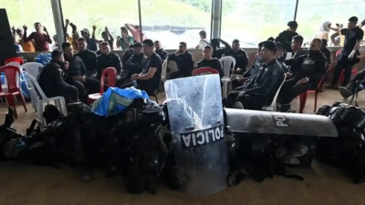 Liberaron a 28 policías y un militar retenidos en el departamento del Cauca