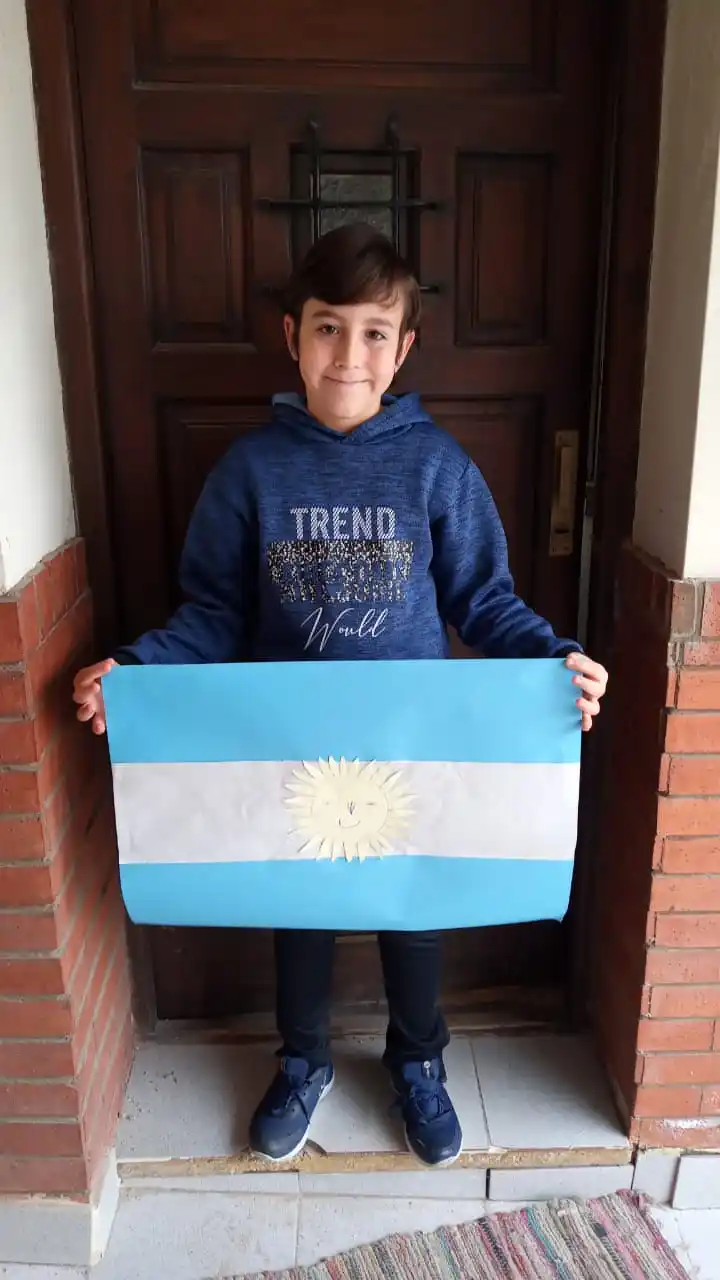 Alumnos de cuarto año de la Escuela 34  realizaron un homenaje a la bandera en su día