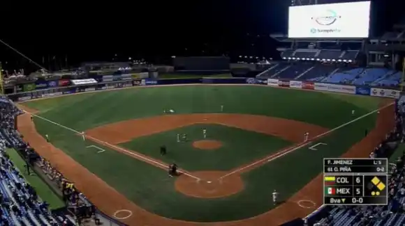 ¡NI EL NUEVO ESTADIO ESCAPA DE LA REALIDAD! Falla eléctrica retrasa juego en la Serie del Caribe