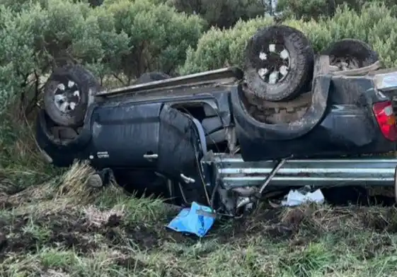 La camioneta quedó ruedas hacia arriba