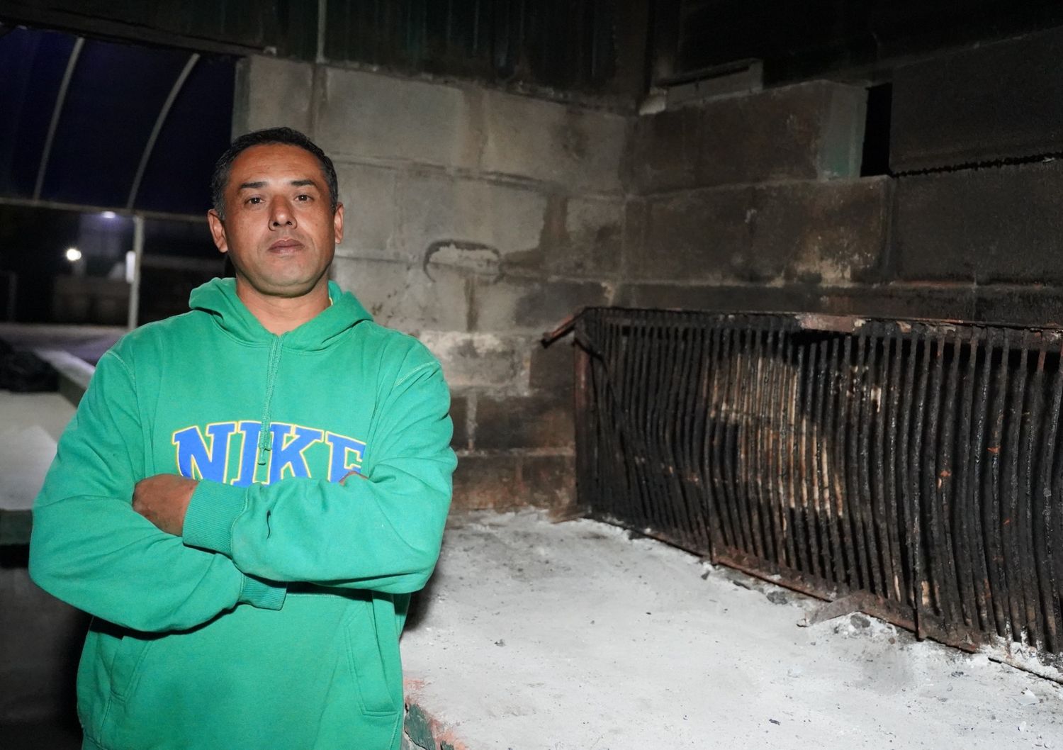 Gabriel, el hombre detrás de los choripanes de “la verde”.