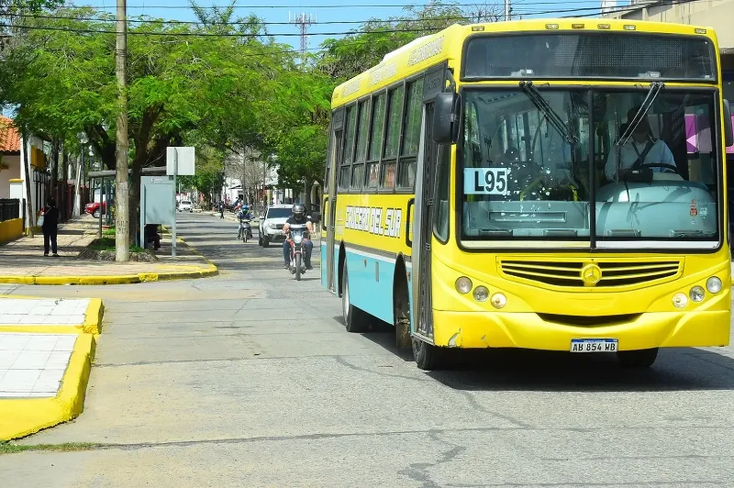 Quejas de vecinos por la demora de los colectivos