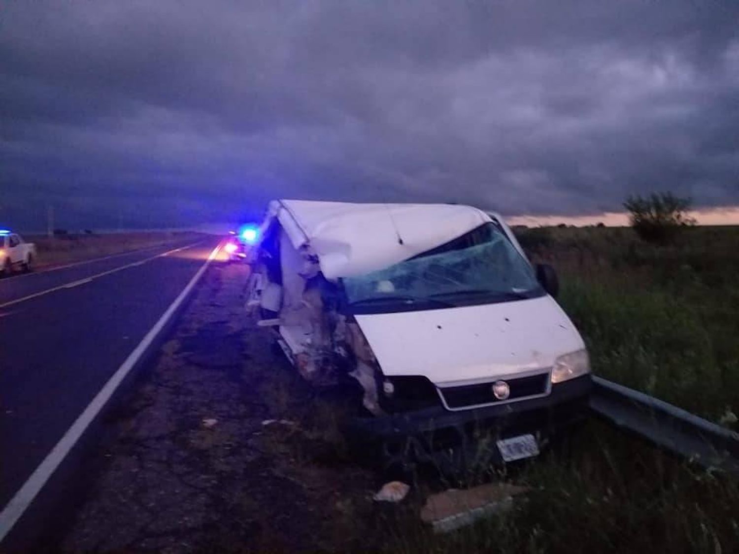 Ruta 20: un utilitario chocó lateral de un puente