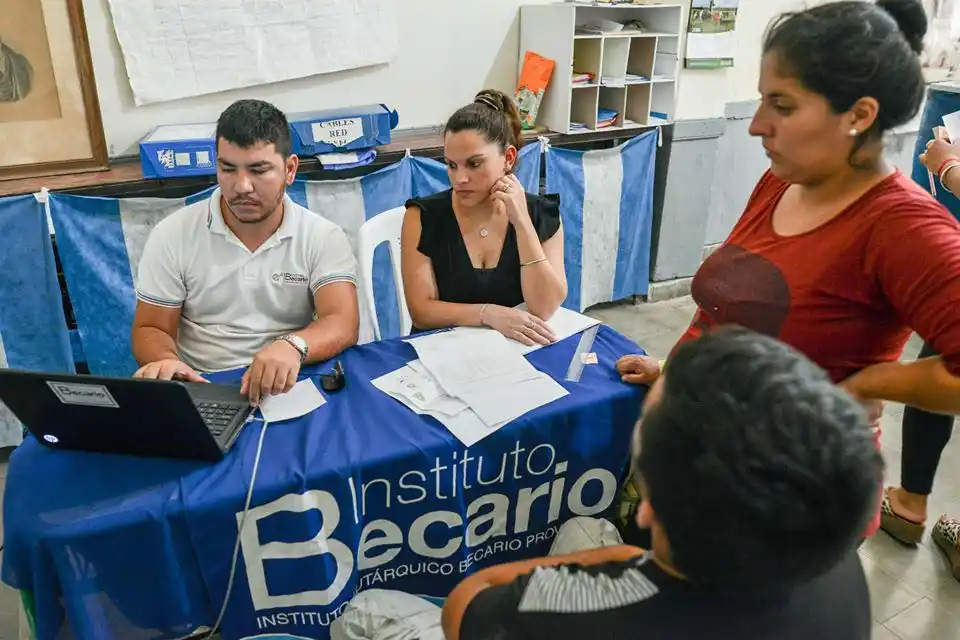 Se extendió hasta el 31 de marzo el plazo para tramitar becas del secundario