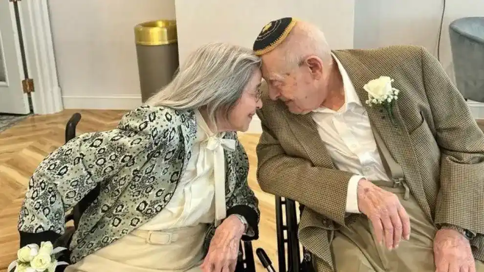 La tierna historia de amor de dos abuelos de más de 100 años de edad