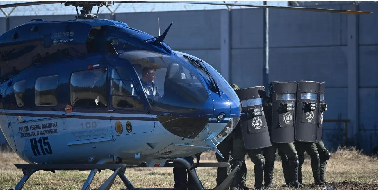 Policías armados bajan del helicóptero en el penal de Piñero. Fotos: Marcelo Manera