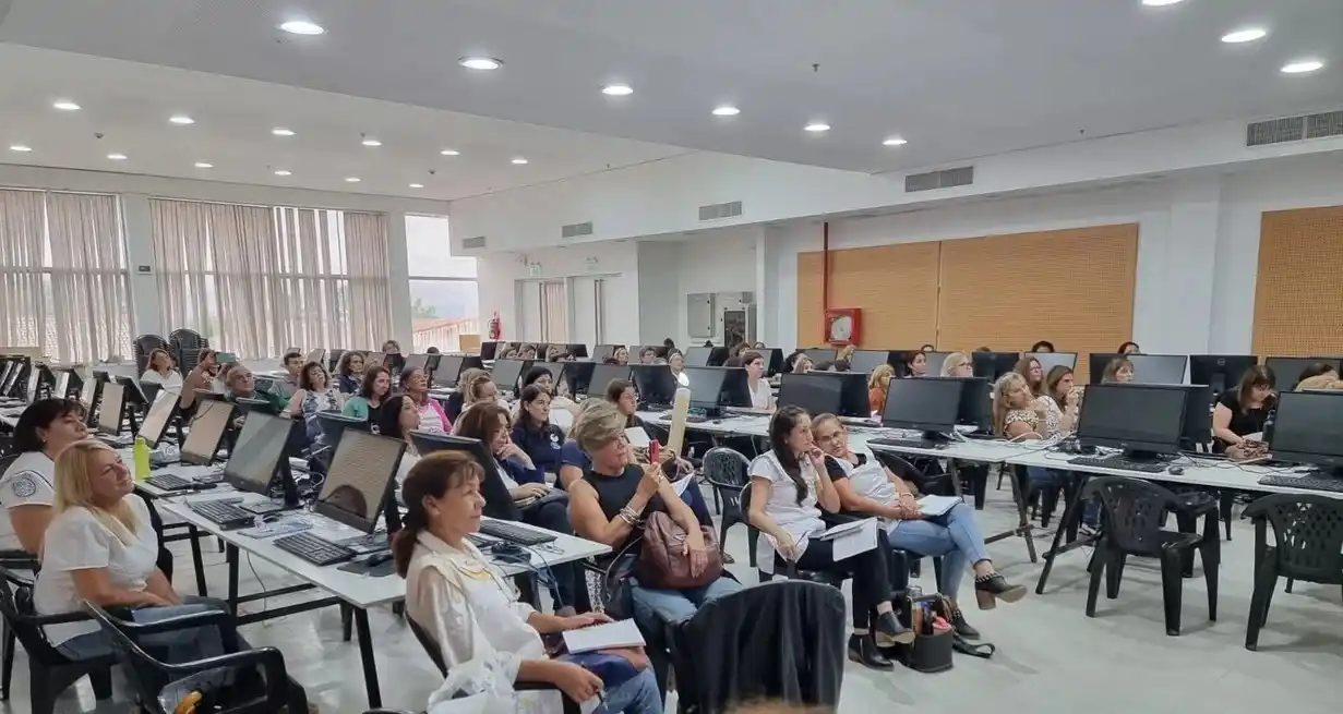 El Ministerio de Educación está capacitando en simultáneo a equipos directivos de toda la provincia para poder estrenar la libreta digital para el nivel primario en mayo. Crédito: Gentileza