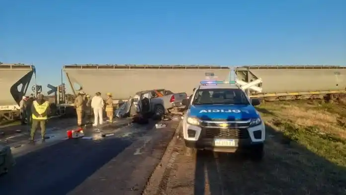 Viajaban a encontrarse con amigos para pescar y murieron al chocar con un tren