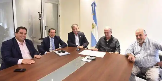 Confirmaron el bono para estatales de cinco mil pesos y un aumento salarial del 10%