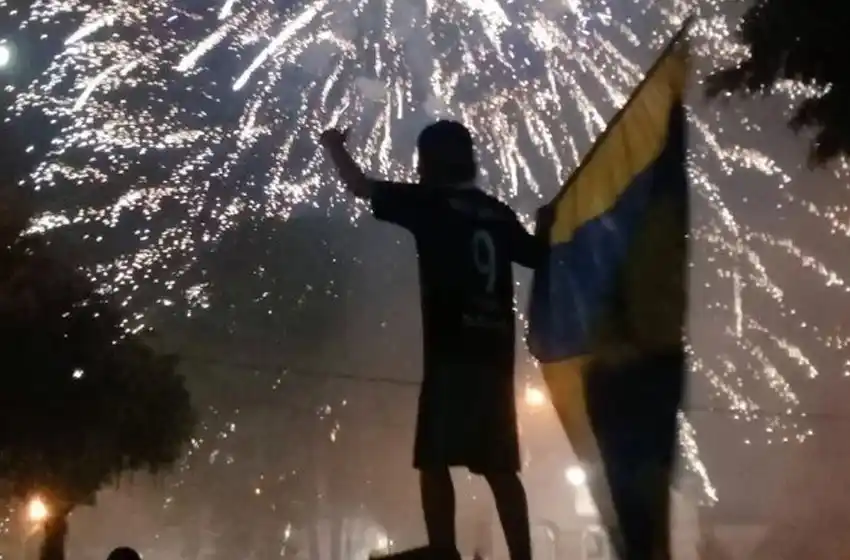 Botellazos y golpes: cinco policías, lesionados durante los festejos de Rosario Central