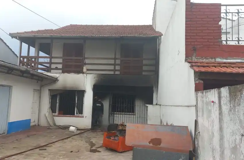 Trasladan a dos ancianos con quemaduras tras el incendio de una casa