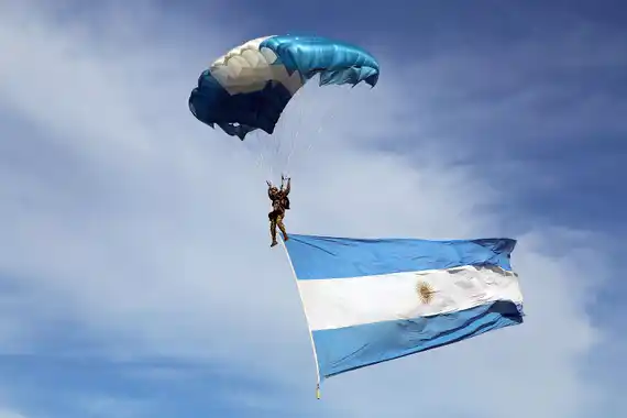 Preparan un gran espectáculo de paracaidismo