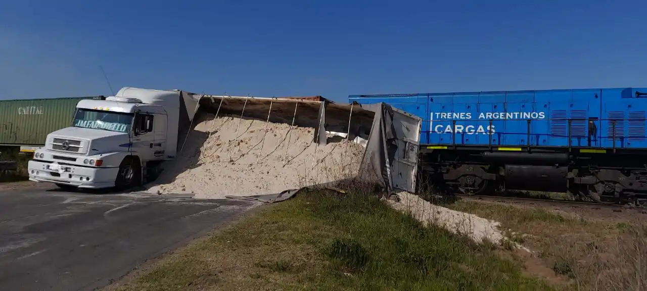 Un camión conducido por un vecino de Gualeguaychú se chocó un tren de carga