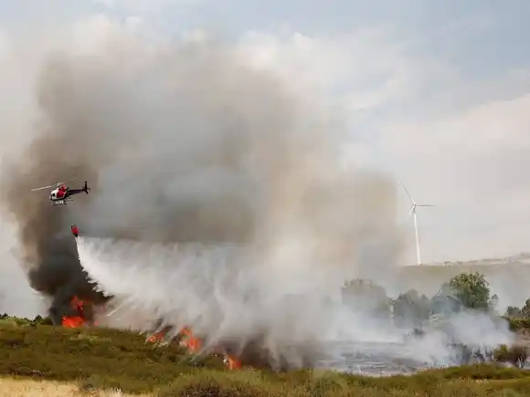 Los incendios forestales causaron tres muertos en España y hay miles de evacuados