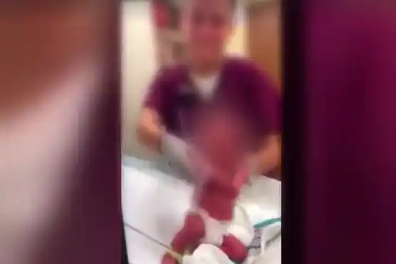 Video: enfermero se grabó "haciendo bailar" a un bebé recién nacido 