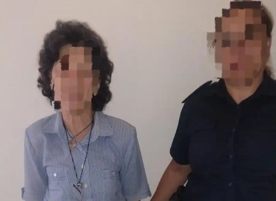 Durante el procedimiento se procedió a la identificación de una mujer de 75 años y al secuestro de numerosos elementos de interés para la causa.