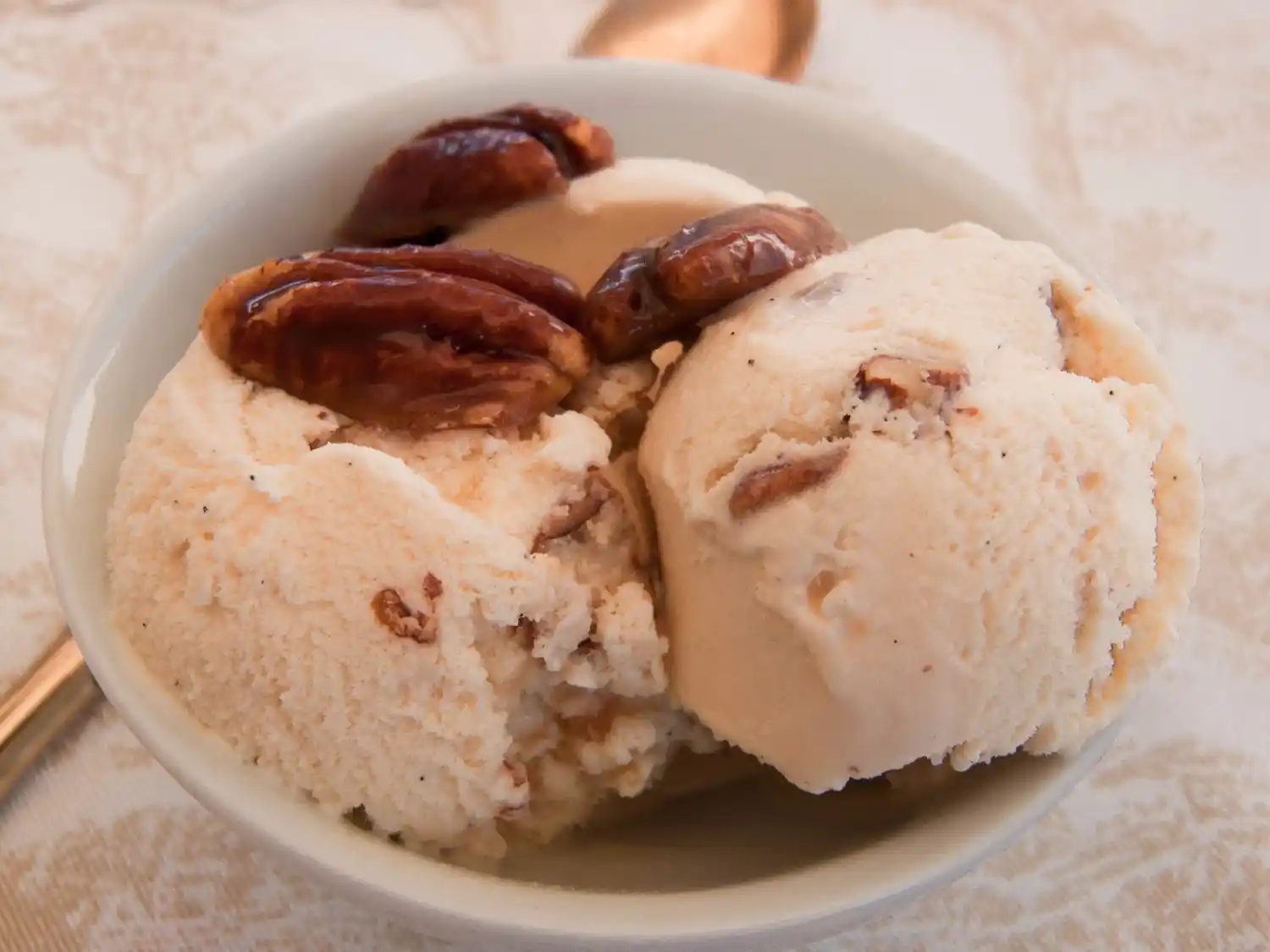 Helado de chocolate blanco y nuez pecan