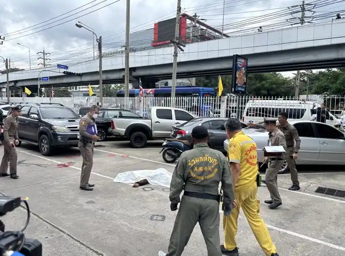 Policías atienden la escena junto a civiles conmocionados