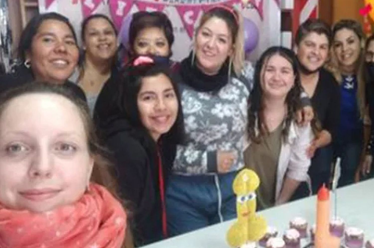 Escándalo: una candidata a concejal festejó un cumpleaños con juguetes sexuales en un merendero infantil