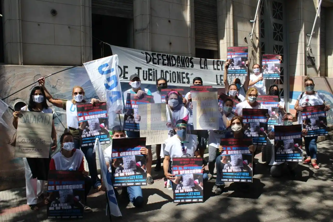 Docentes se manifestaron frente a la departamental de Escuelas